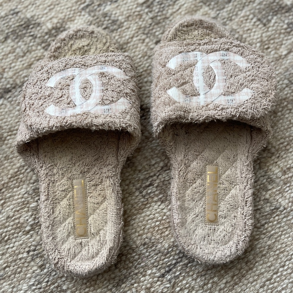 Chanel fluffy logo slides sz 38